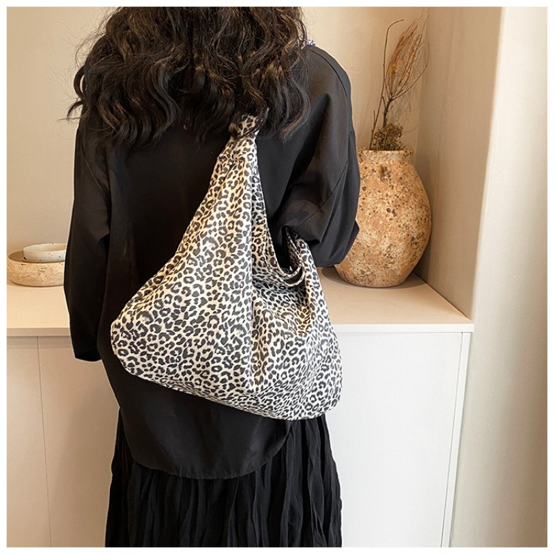 Fashionable Large Leisure Tote - Versatile Shoulder Bag Ideal for Spring Outings