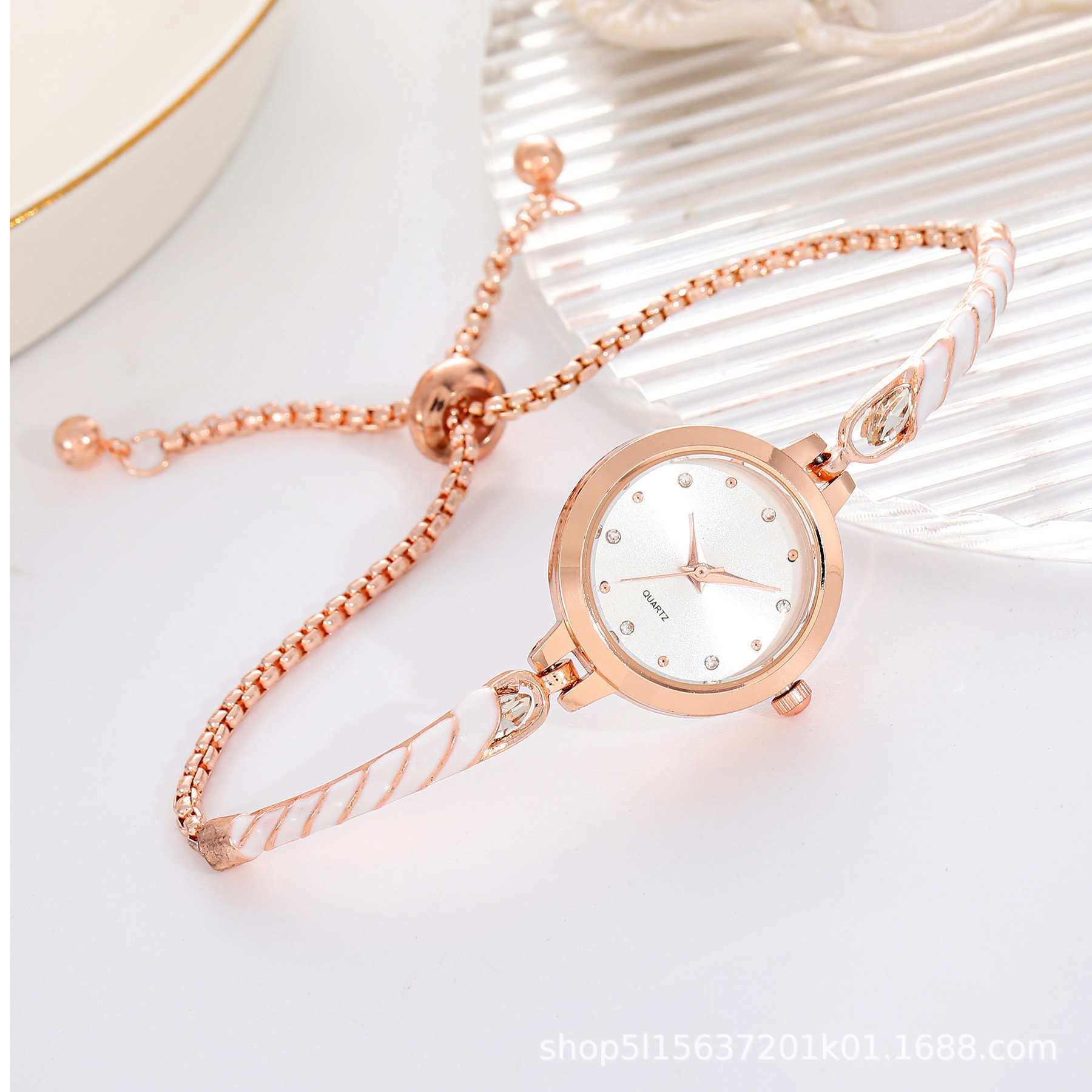 2024 New Fashion Diamond Set Round Womens Watch with Free Adjustment Bracelet and Quartz Watch for Women W250212