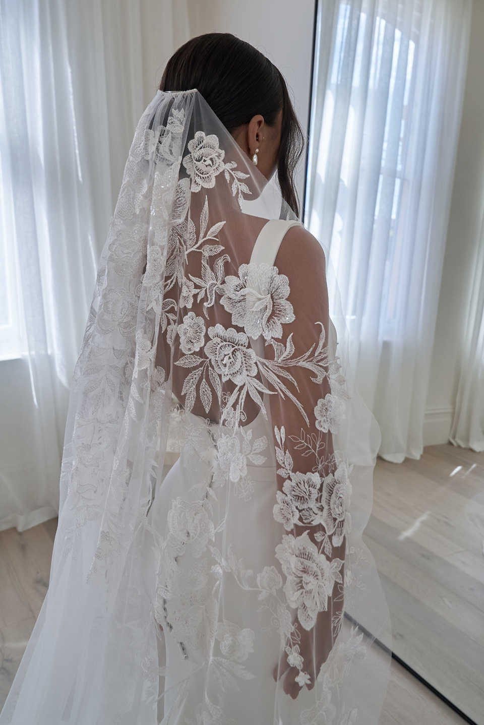 Elegant Appliques Flowers Wedding Veil Romantic 3M Long Special Cut Royal Bridal Veil with Comb New Arrive Veil Bride Wedding Accessories