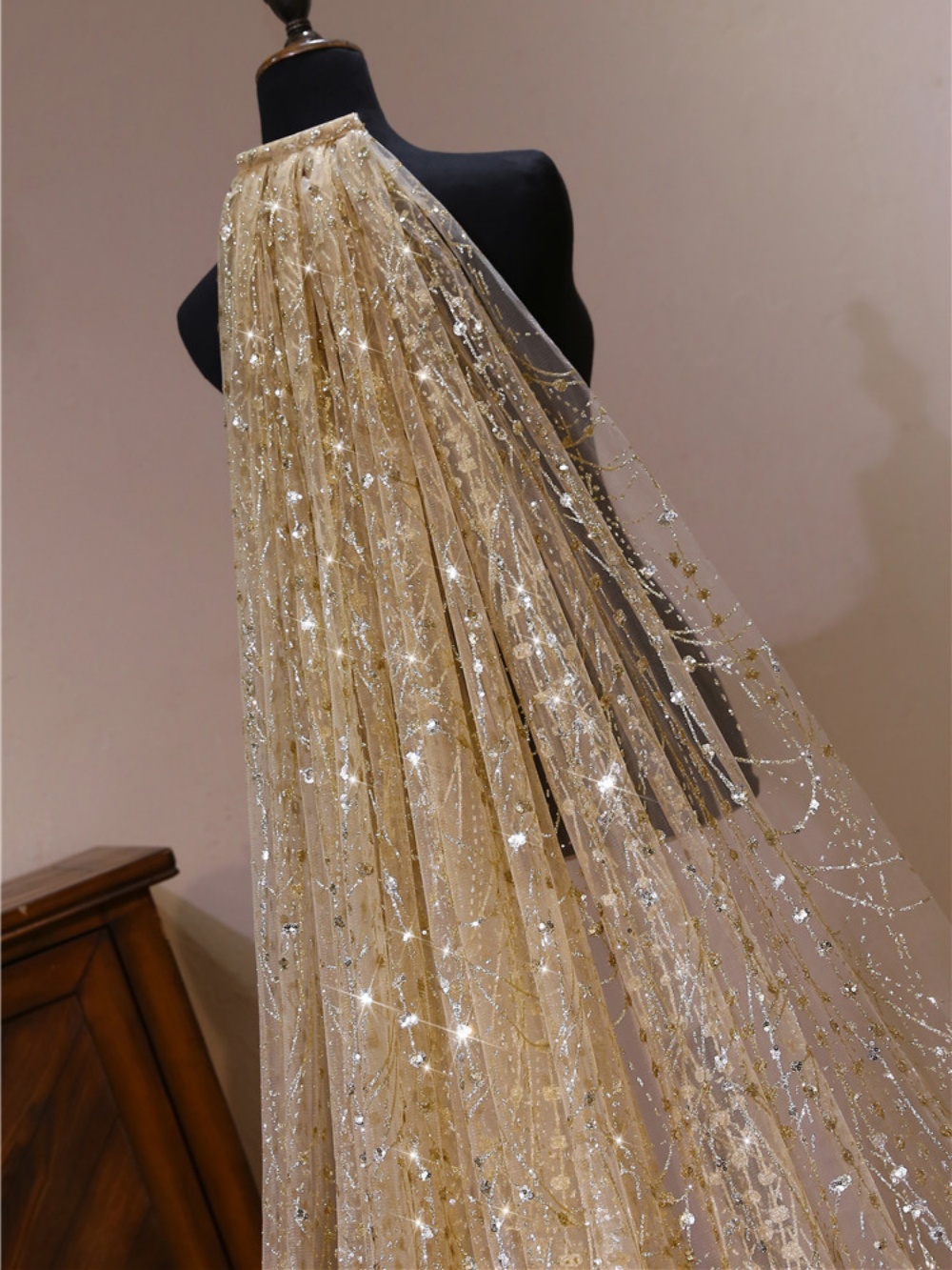 Sparkly Wedding Veil Bling Sequins One Layer Long Cathedral Length Veils Luxury Appliques Edge Customized Bridal Accessories