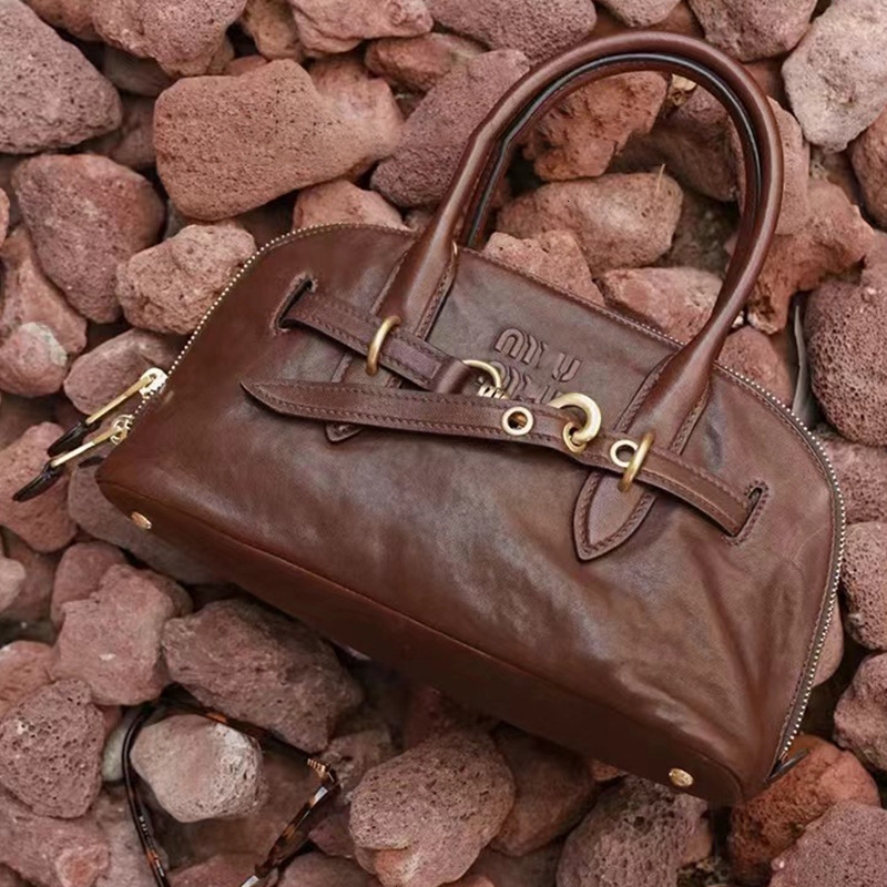 2025 Designer Fashion Trend High End Italian Large Capacity Commuter Women S Practical Genuine Leather New Bowling Leather Casual Outdoor Handbag Compact