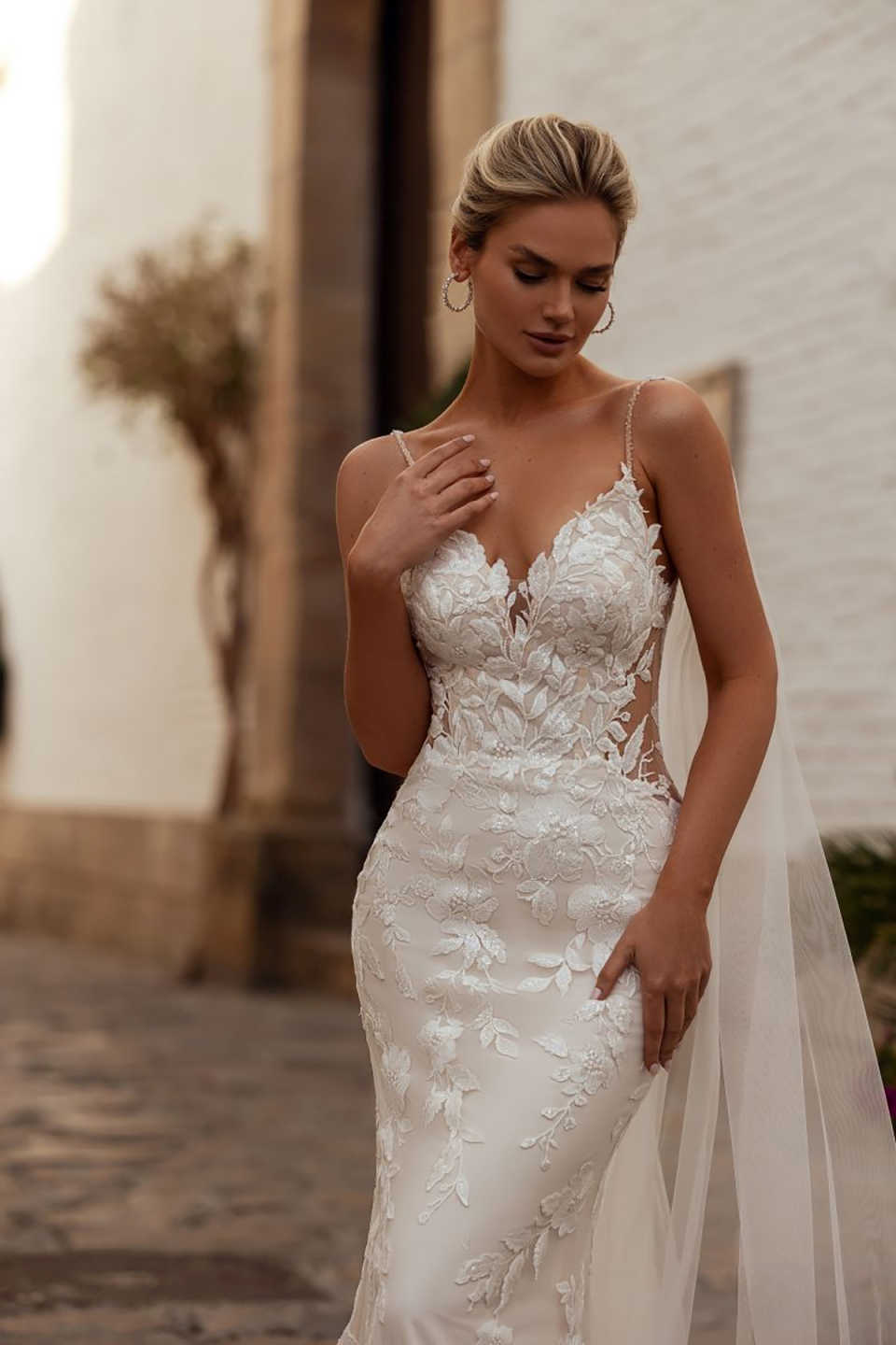 Elegant Plunging Neckline Mermaid Wedding Dresses With Spaghetti Strap Delicate Sash Appliques Bridal Gowns Sweep Train Backless Vestido de novia