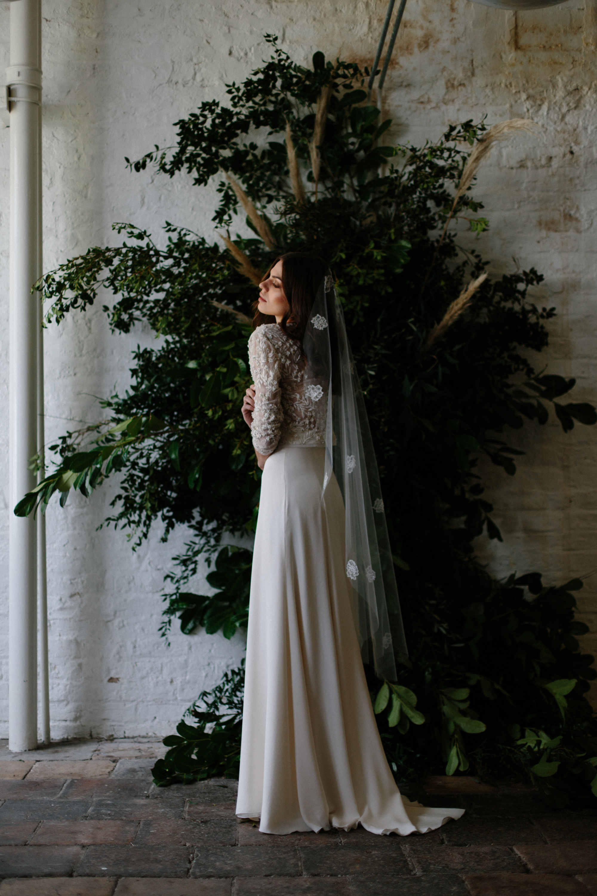 2025 New Luxurious 1.5Meters White Ivory Wedding Veils with floral appliques Long Lace Edge Bridal Head Veil with Comb For Marriage Bride Women's