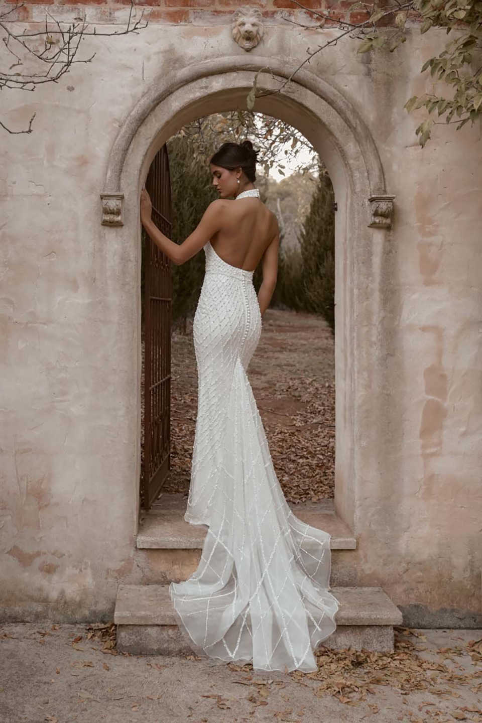 Stylish Wedding Dresses Halter Pearls Mermaid Bridal Gowns Sequins Backless Customized Sleeveless Princess Sweep Train Beach Bride Dress Vestidos De N