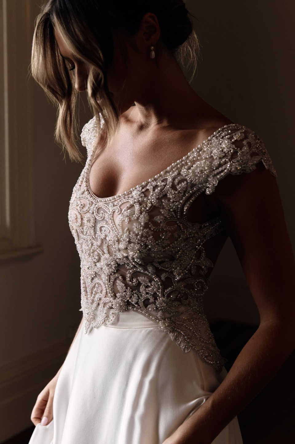 Gorgeous A-line Wedding Dresses Long Sleeves Flower Appliques Short Sleeve High Side lace Up Court Gown Custom Made Plus Size Bridal Dress Vestidos De