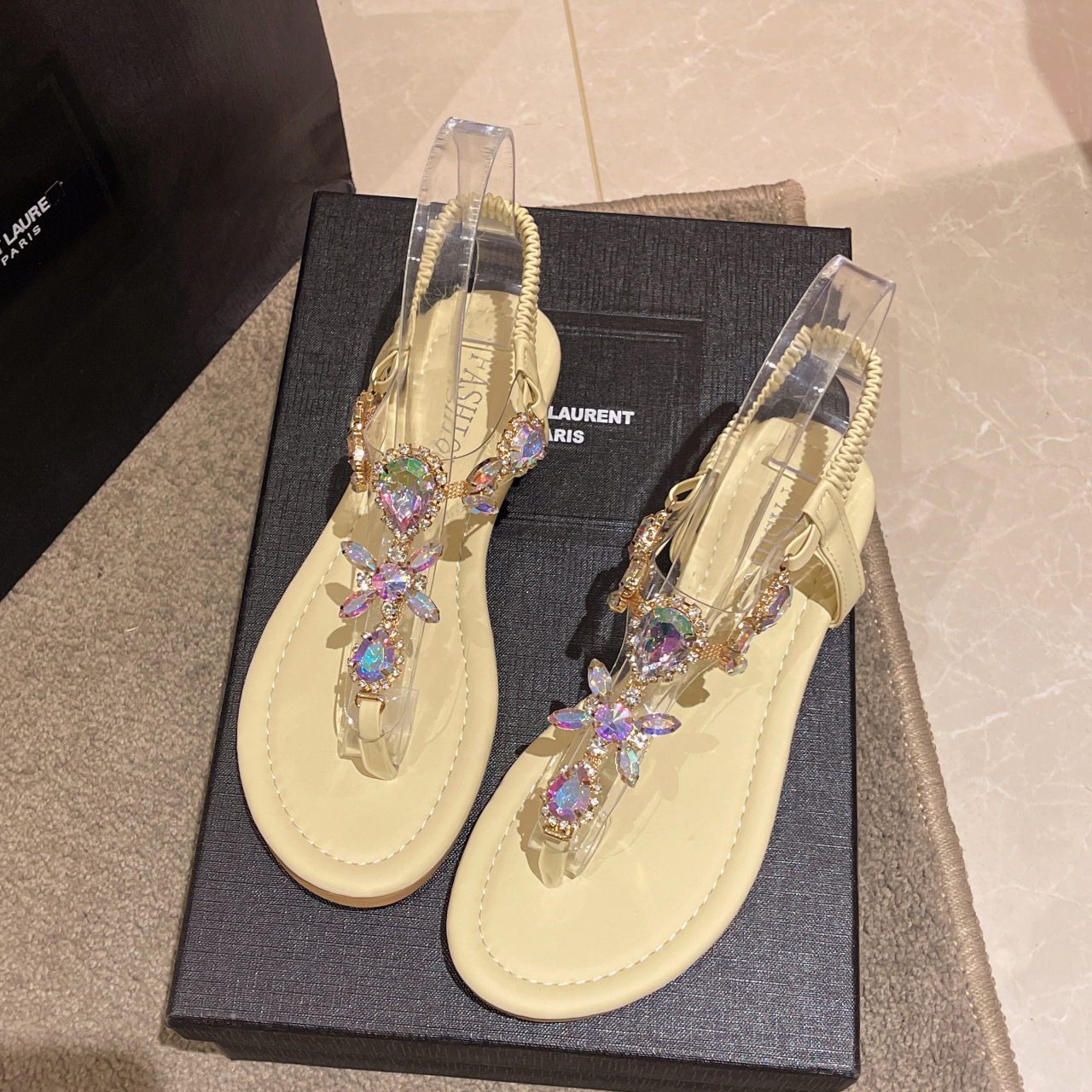 2025 new hot free shipping designer for womens flat sandals white green beige New beach shoes with trendy rhinestones