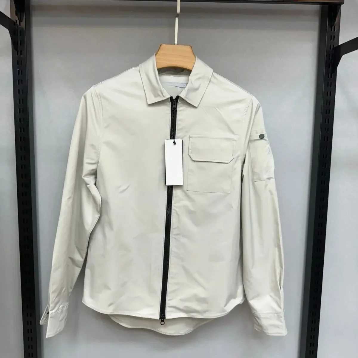 2024 New Nylon Couple Jacket Waterproof and Windproof Function Jacket Casual Lightweight Luxury Mens Wear X250213