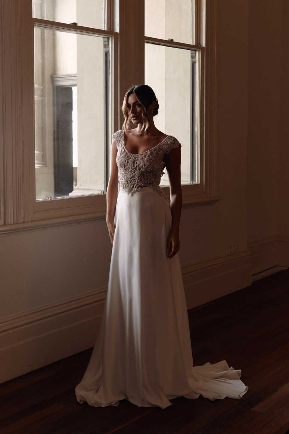 Gorgeous A-line Wedding Dresses Long Sleeves Flower Appliques Short Sleeve High Side lace Up Court Gown Custom Made Plus Size Bridal Dress Vestidos De