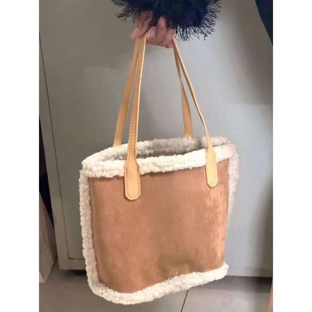 New Lamb Wool Winter New Retro Tote Bag, Fashionable And Versatile Single Shoulder Handbag