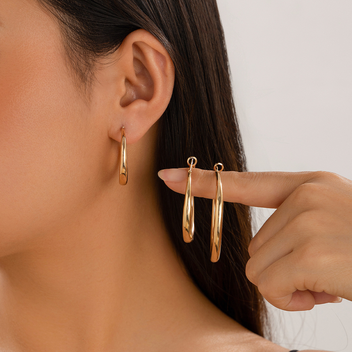 fashion Metal sized simple large earrings, hot selg temperament, design sense, circular designer Woman earrings