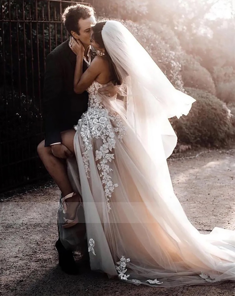 Sheer Lace 3D wers Applique A-Line Wedding Dress Strapless Tulle Dark Grey Beach Boho Bridal Gown with Crystals
