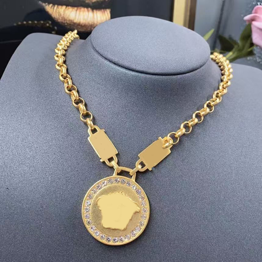 Luxury Designer Fashion Pendant Necklace Women's Gold delicate Sweater Chain Gift jewelry