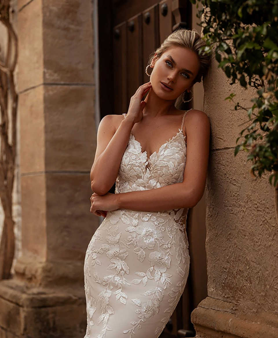 Elegant Plunging Neckline Mermaid Wedding Dresses With Spaghetti Strap Delicate Sash Appliques Bridal Gowns Sweep Train Backless Vestido de novia