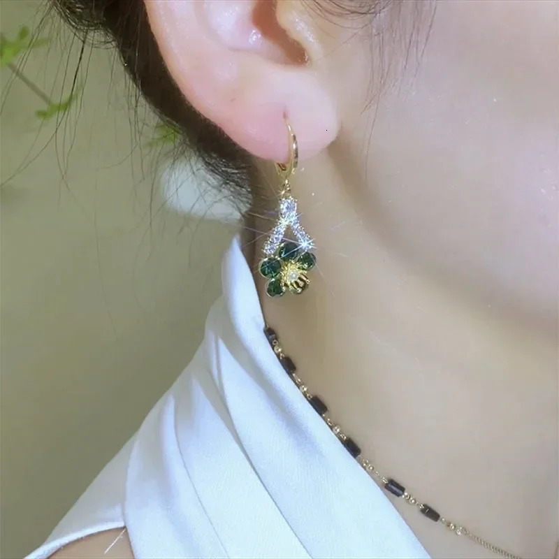 Summer Green Crystal Flower Earrings for Women Fashionable Personalized Daily Accessory Party Jewelry Birthday Gifts 250210