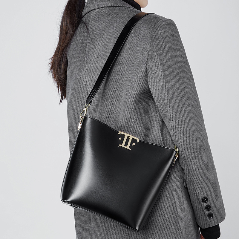 Bag New High-End Large Capacity Commuting Bucket Women's Niche Genuine Leather Armpit Bag, Stylish Single Shoulder Crossbody Bag