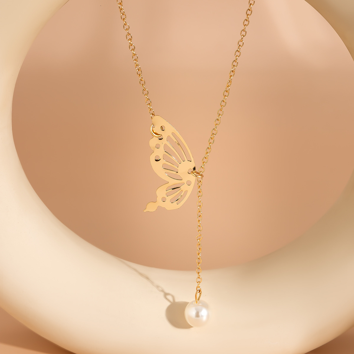 fashion Simple personalized jewelry, imitation pearl pendant, elegant back chain, and versatile geometric butterfly necklace for Woman the niche