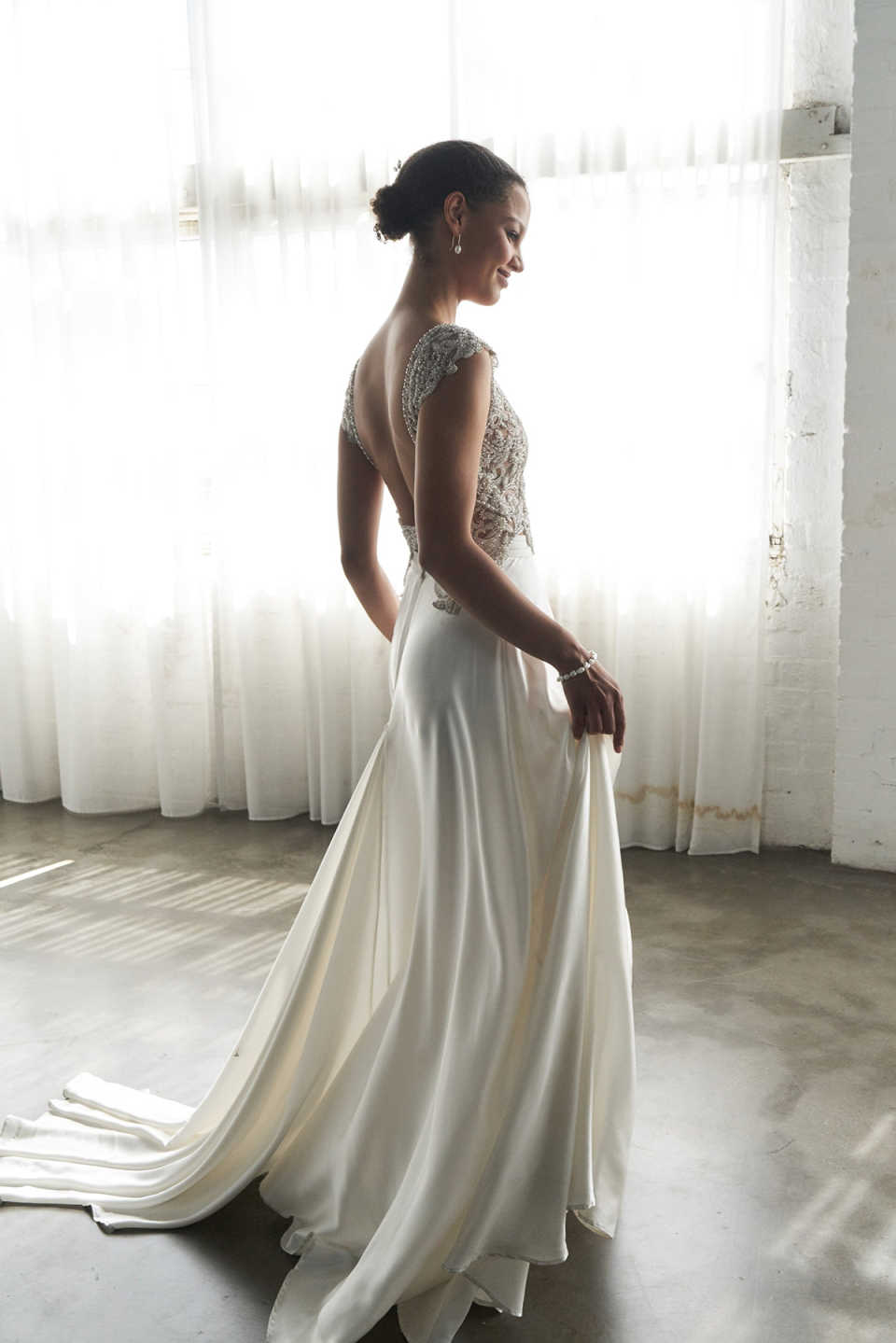 Gorgeous A-line Wedding Dresses Long Sleeves Flower Appliques Short Sleeve High Side lace Up Court Gown Custom Made Plus Size Bridal Dress Vestidos De