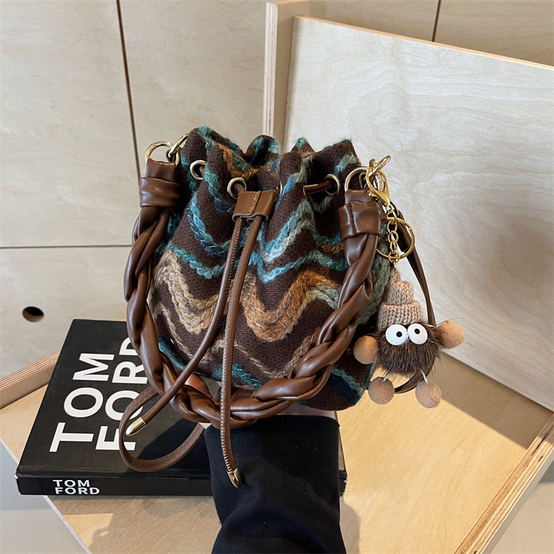 Bohemian style portable bucket for women in 2024, new trendy shoulder bag, high-end and stylish crossbody bag swissmilitary
