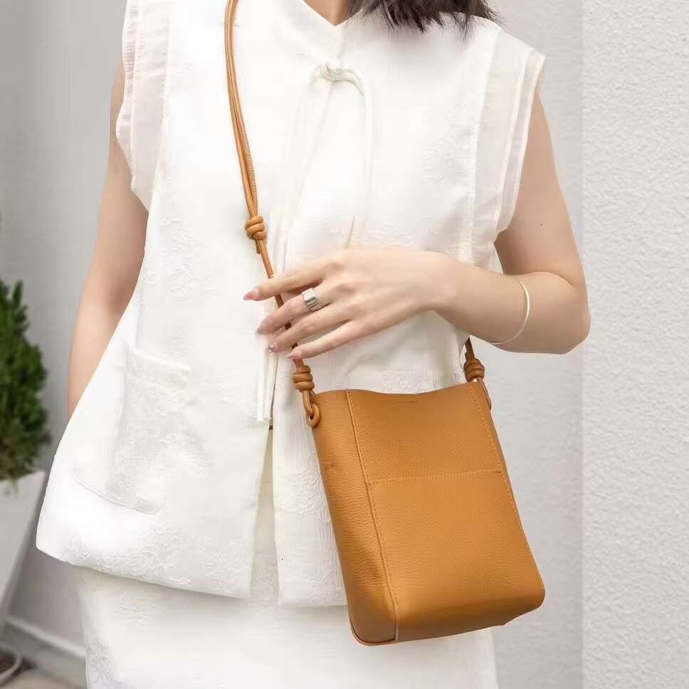 2024 Light-Colored Leather Bucket Female Fashion Simple Crossbody Bag Travel Mobile Phone Purses And Handbags