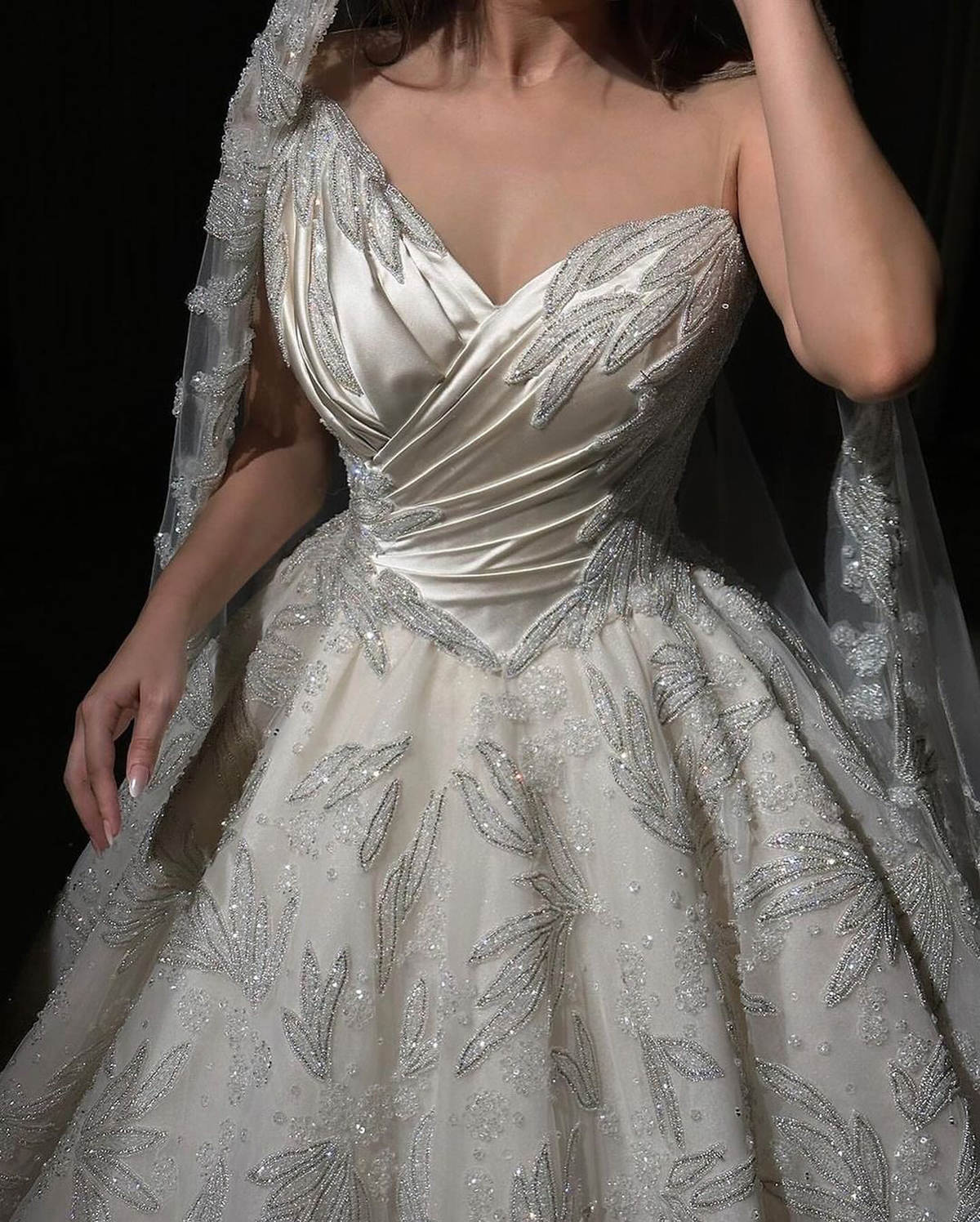 Graceful Ball Gown Wedding Dress Strapless Bling Sequins Sleevesless Pearls Appliques Zipper Court Gown Pleats Custom Made Bridal Gown Plus Size Vesti