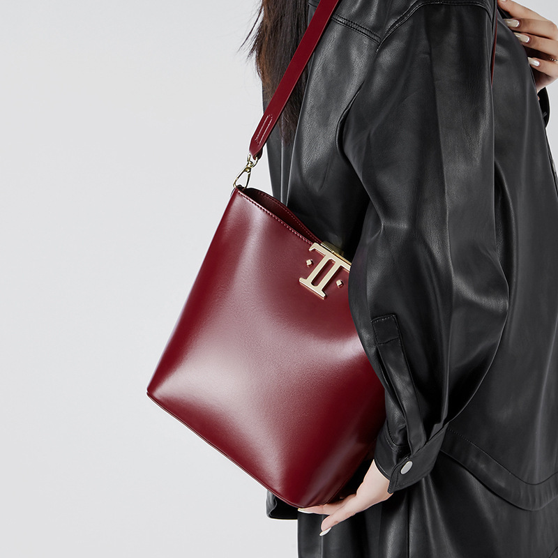 Bag New High-End Large Capacity Commuting Bucket Women's Niche Genuine Leather Armpit Bag, Stylish Single Shoulder Crossbody Bag