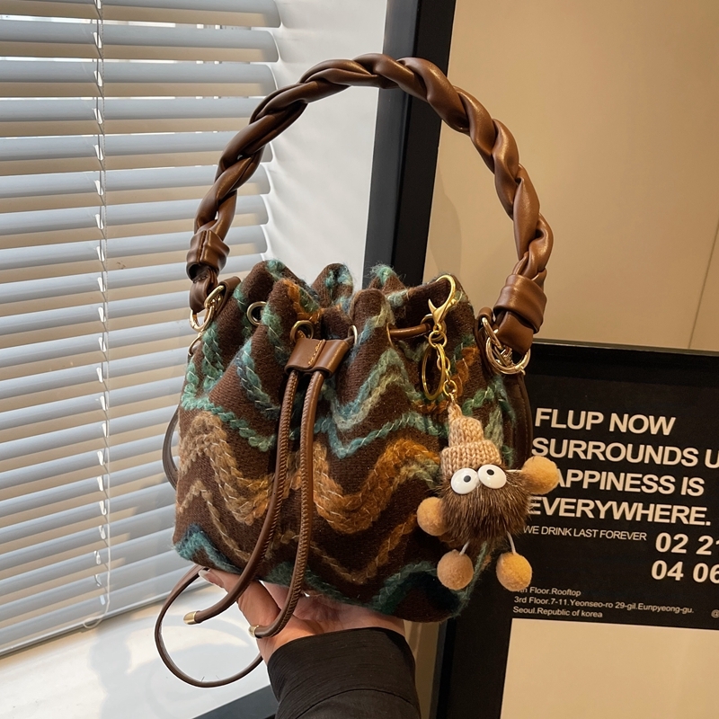 Bohemian style portable bucket for women in 2024, new trendy shoulder bag, high-end and stylish crossbody bag swissmilitary