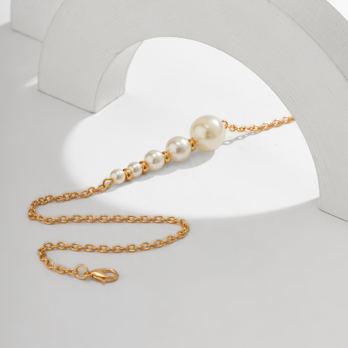 Woman fashion Jewelry minimalist design, single-layer collarbone chain, cool style, elegant and imitation pearl necklace for women