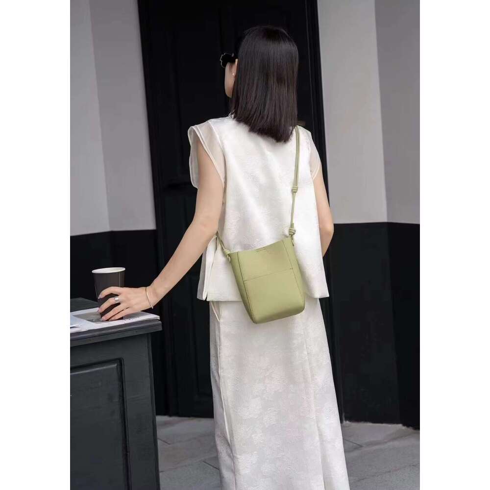 2024 Light-Colored Leather Bucket Female Fashion Simple Crossbody Bag Travel Mobile Phone Purses And Handbags