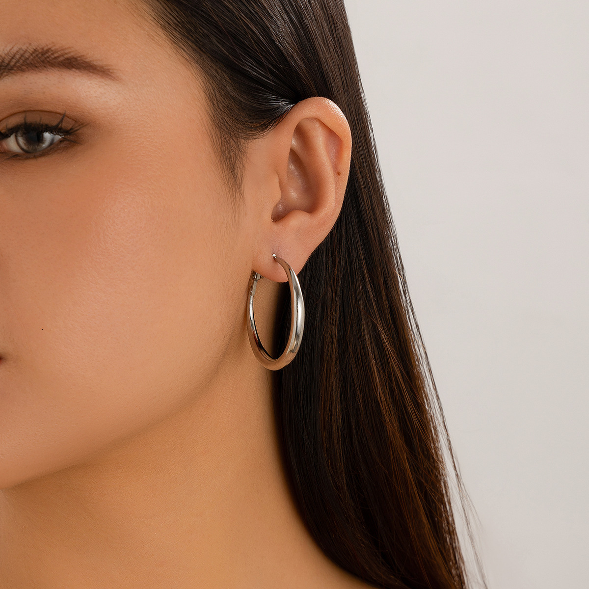 fashion Metal sized simple large earrings, hot selg temperament, design sense, circular designer Woman earrings