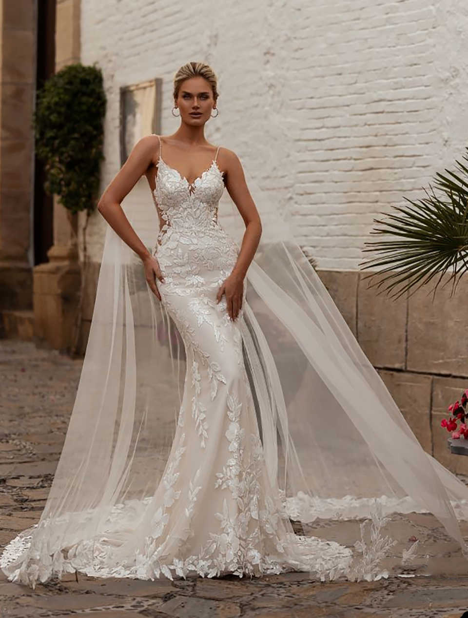 Elegant Plunging Neckline Mermaid Wedding Dresses With Spaghetti Strap Delicate Sash Appliques Bridal Gowns Sweep Train Backless Vestido de novia