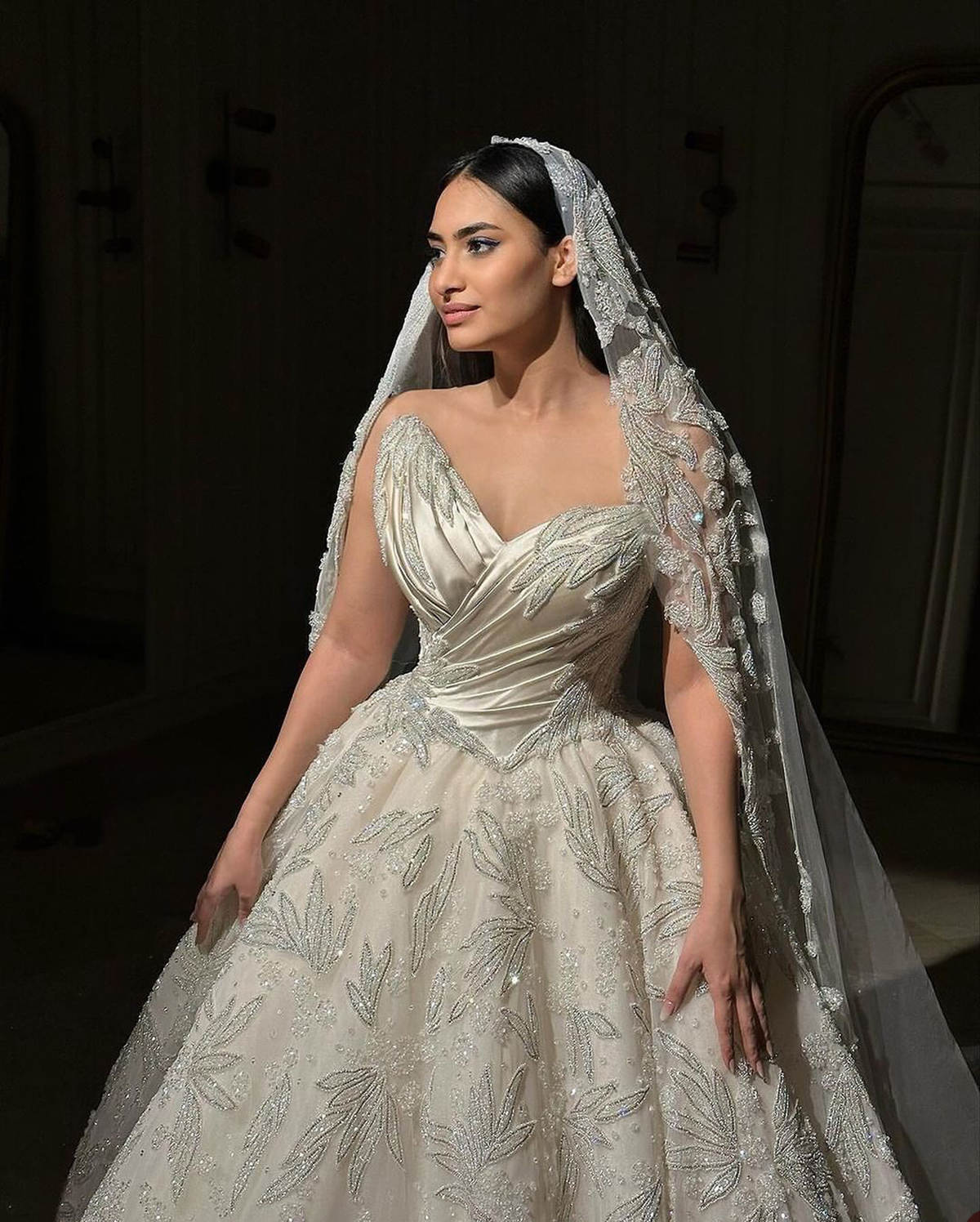 Graceful Ball Gown Wedding Dress Strapless Bling Sequins Sleevesless Pearls Appliques Zipper Court Gown Pleats Custom Made Bridal Gown Plus Size Vesti