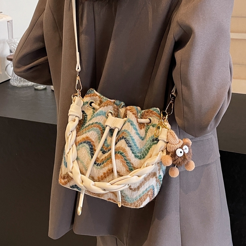 Bohemian style portable bucket for women in 2024, new trendy shoulder bag, high-end and stylish crossbody bag swissmilitary