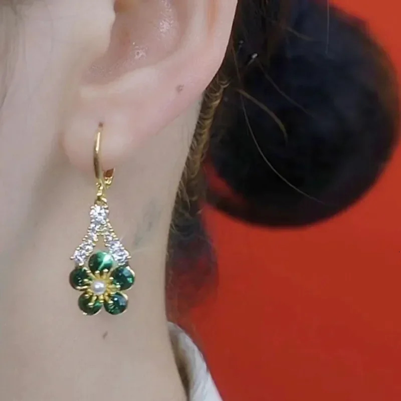 Summer Green Crystal Flower Earrings for Women Fashionable Personalized Daily Accessory Party Jewelry Birthday Gifts 250210