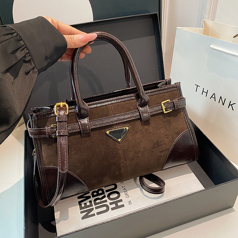 Coffee Colored Super Popular Designer Women's Handheld Magic Wand 2025 Spring New Trend High-end Feeling Light Luxury Niche Commuting Crossbody B