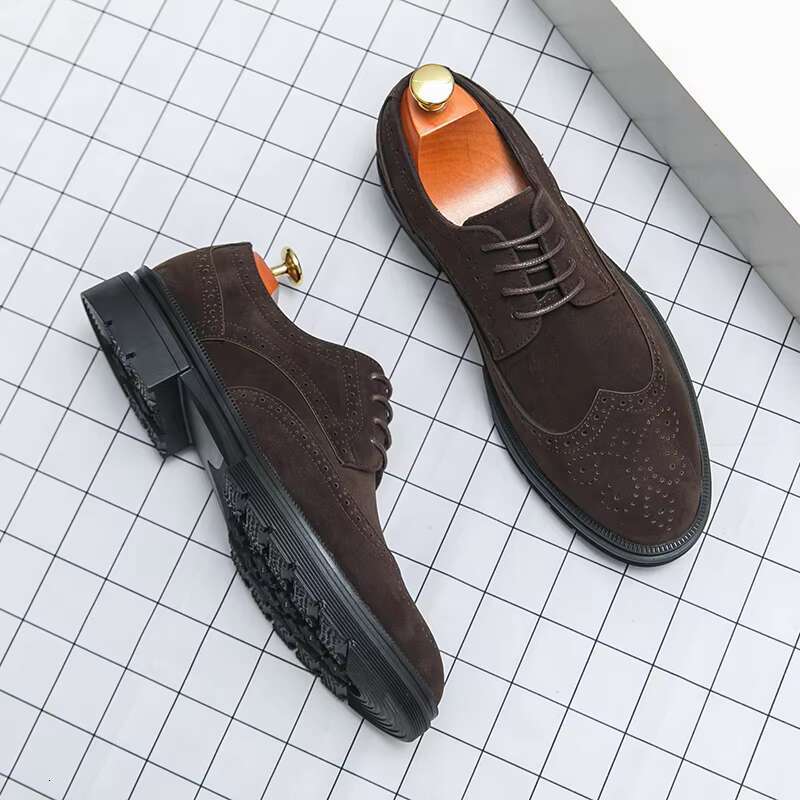 Fashionable Carved Design Men Flat Classic Business Leather Shoes Versatile Round Toe Summer Suede Men Loafers New