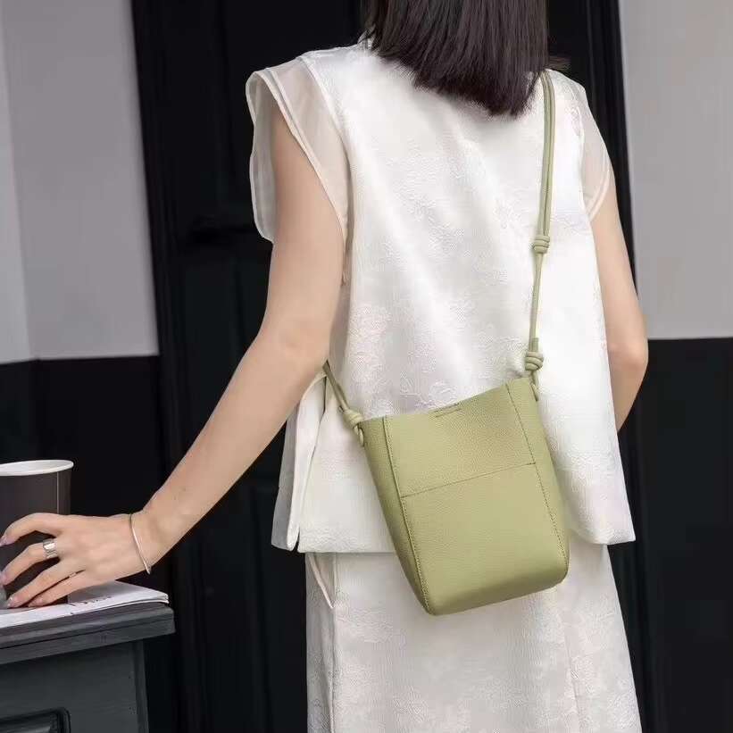 2024 Light-Colored Leather Bucket Female Fashion Simple Crossbody Bag Travel Mobile Phone Purses And Handbags