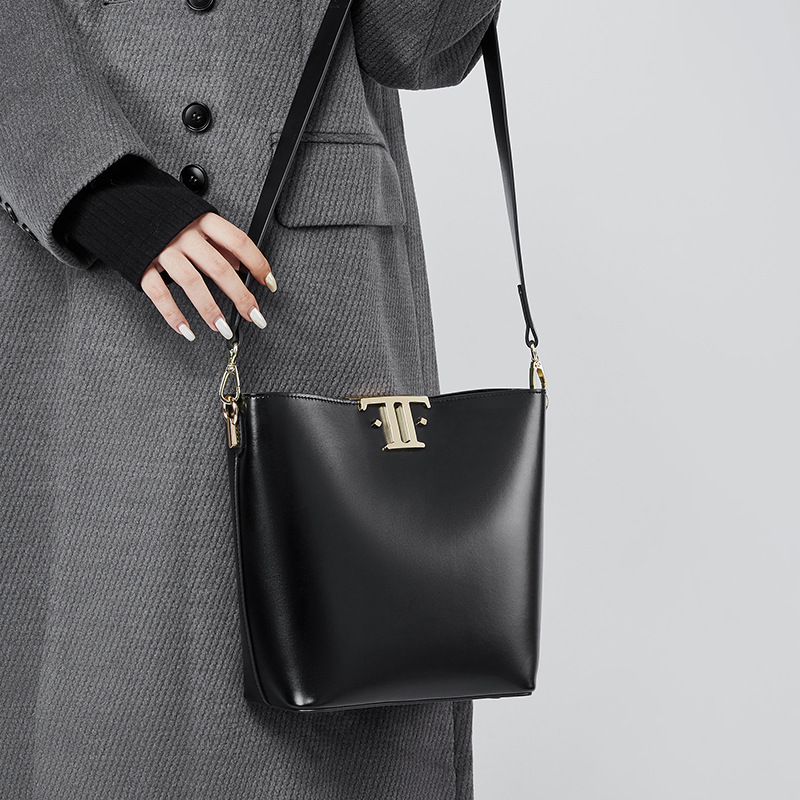 Bag New High-End Large Capacity Commuting Bucket Women's Niche Genuine Leather Armpit Bag, Stylish Single Shoulder Crossbody Bag