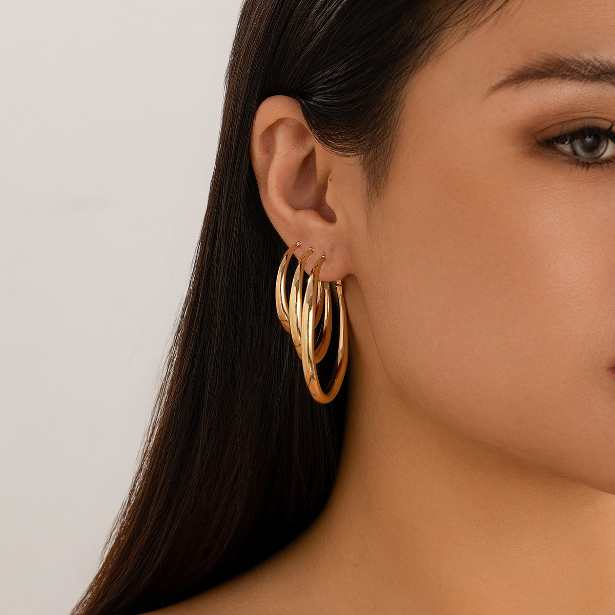 fashion Metal sized simple large earrings, hot selg temperament, design sense, circular designer Woman earrings