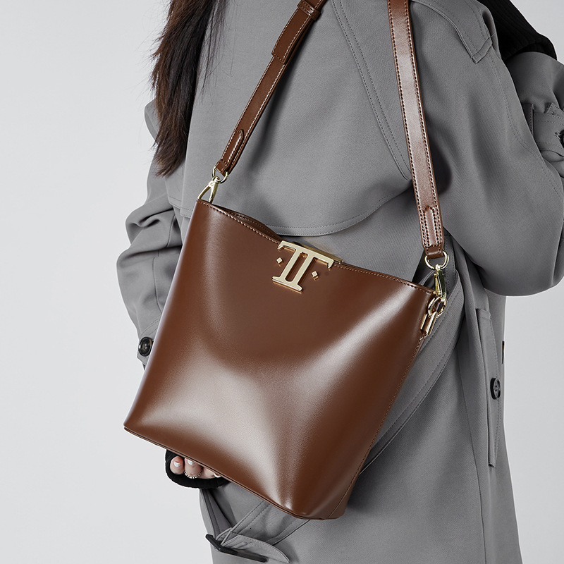 Bag New High-End Large Capacity Commuting Bucket Women's Niche Genuine Leather Armpit Bag, Stylish Single Shoulder Crossbody Bag
