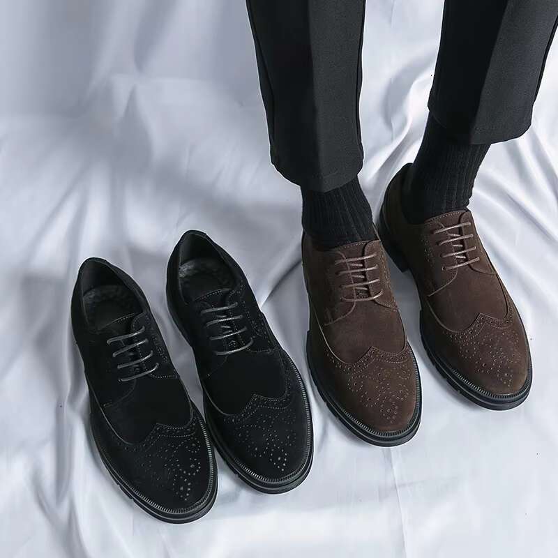 Fashionable Carved Design Men Flat Classic Business Leather Shoes Versatile Round Toe Summer Suede Men Loafers New