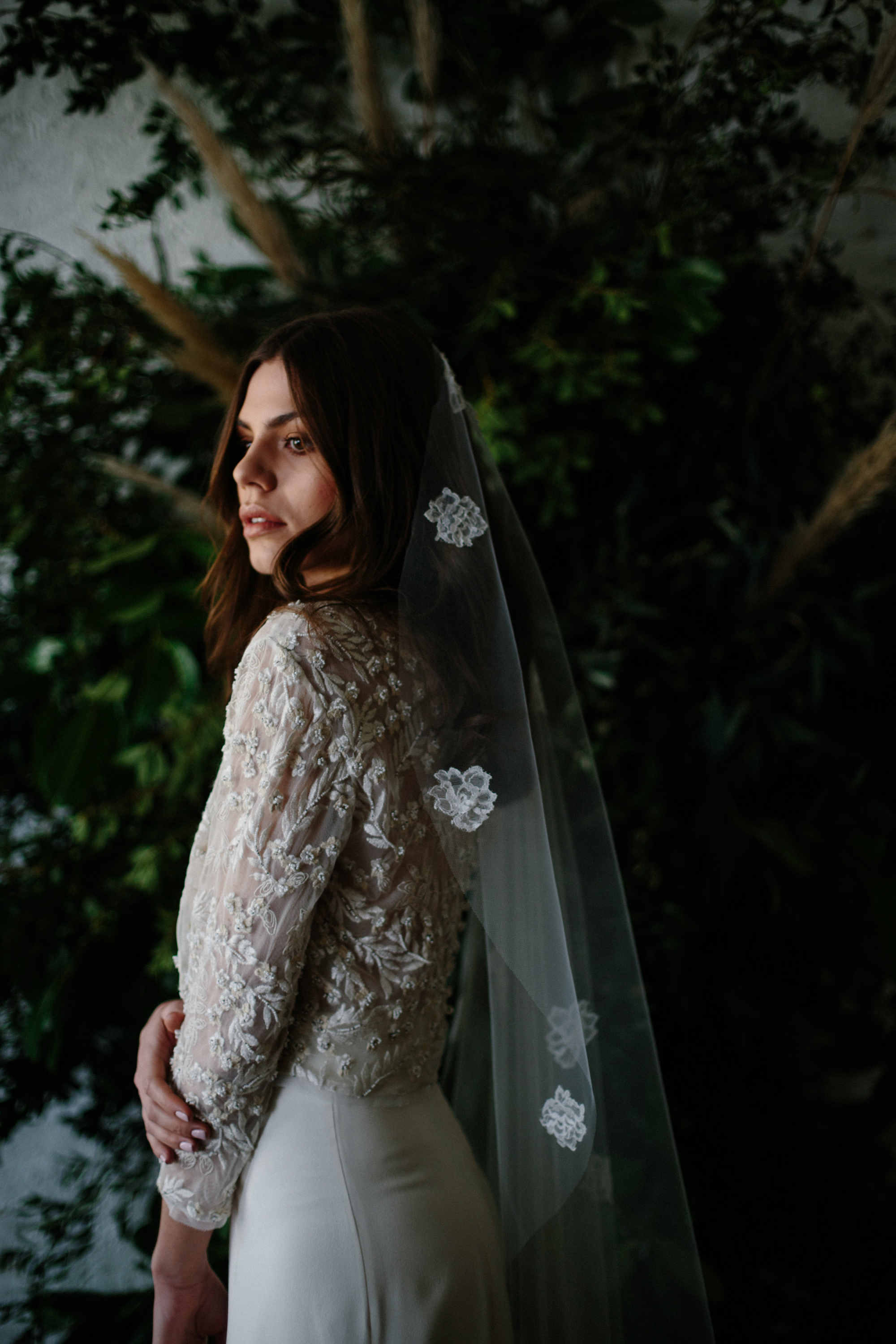 2025 New Luxurious 1.5Meters White Ivory Wedding Veils with floral appliques Long Lace Edge Bridal Head Veil with Comb For Marriage Bride Women's