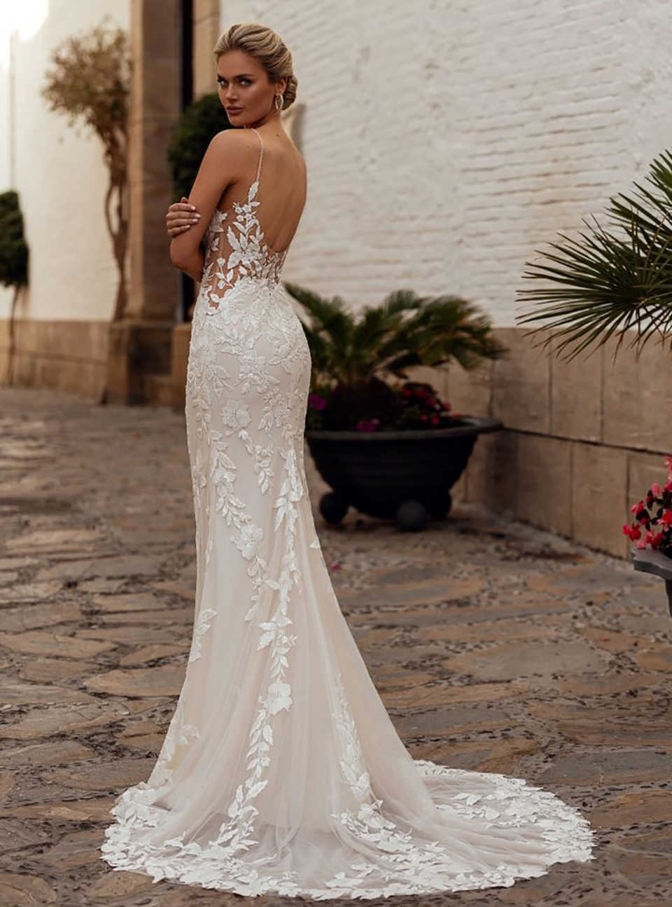 Elegant Plunging Neckline Mermaid Wedding Dresses With Spaghetti Strap Delicate Sash Appliques Bridal Gowns Sweep Train Backless Vestido de novia