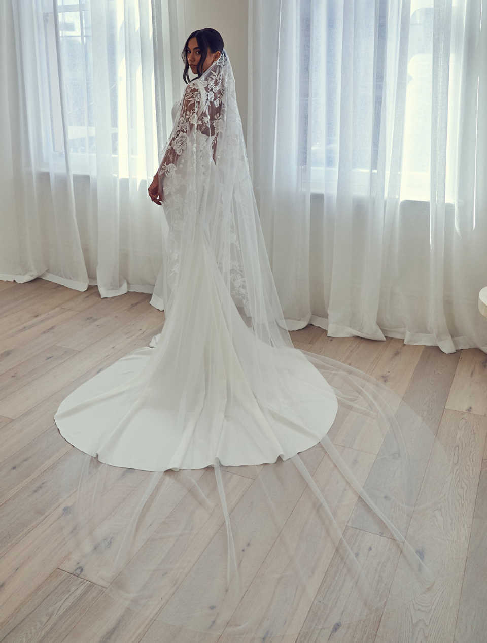 Elegant Appliques Flowers Wedding Veil Romantic 3M Long Special Cut Royal Bridal Veil with Comb New Arrive Veil Bride Wedding Accessories