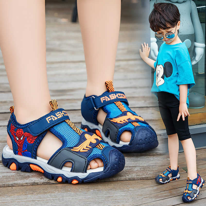 Sandals Boys Baotou Sandals 2025 New Summer Childrens Spider Man Sandals Soft Bottom Non slip Primary School Beach Sandals H250212