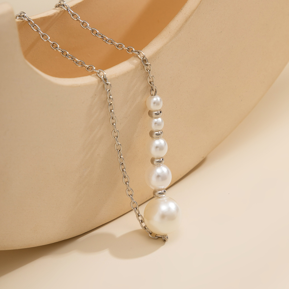 Woman fashion Jewelry minimalist design, single-layer collarbone chain, cool style, elegant and imitation pearl necklace for women