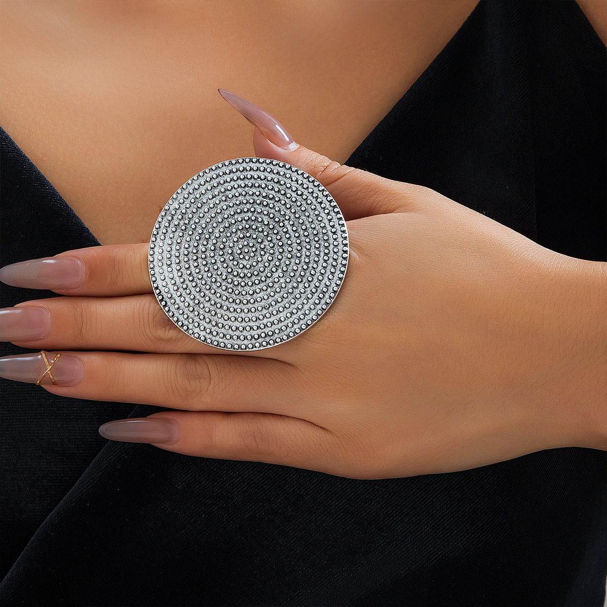 Woman fashion Alloy round pendant with cool style simple metal necklaces, women's accessories