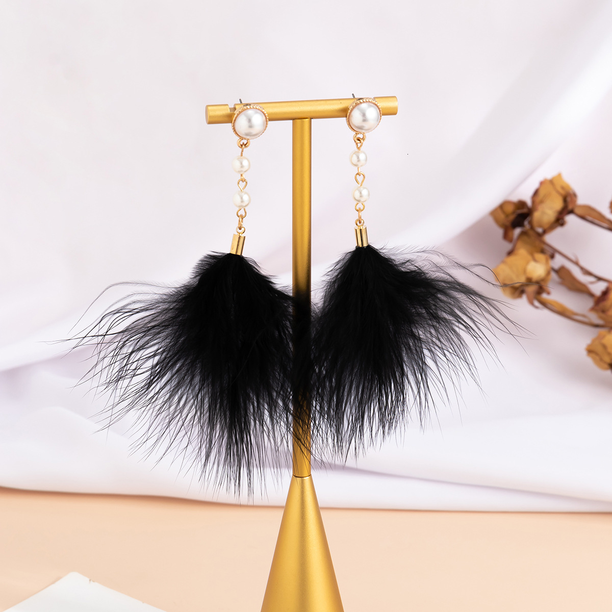 fashion Woman Jewelry style, personality, simplicity, and niche earrings. Feminine temperament, feather tassels, imitation pearl earrings