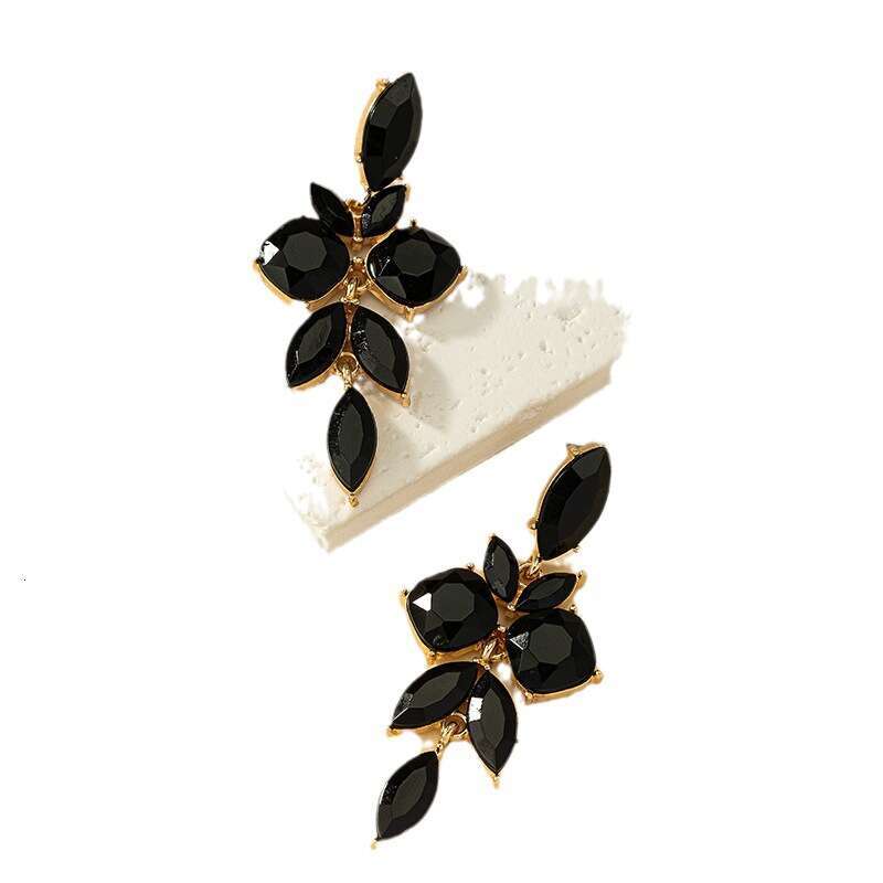 New style with fashionable, simple trendy alloy and dia studded leaf earrings for women