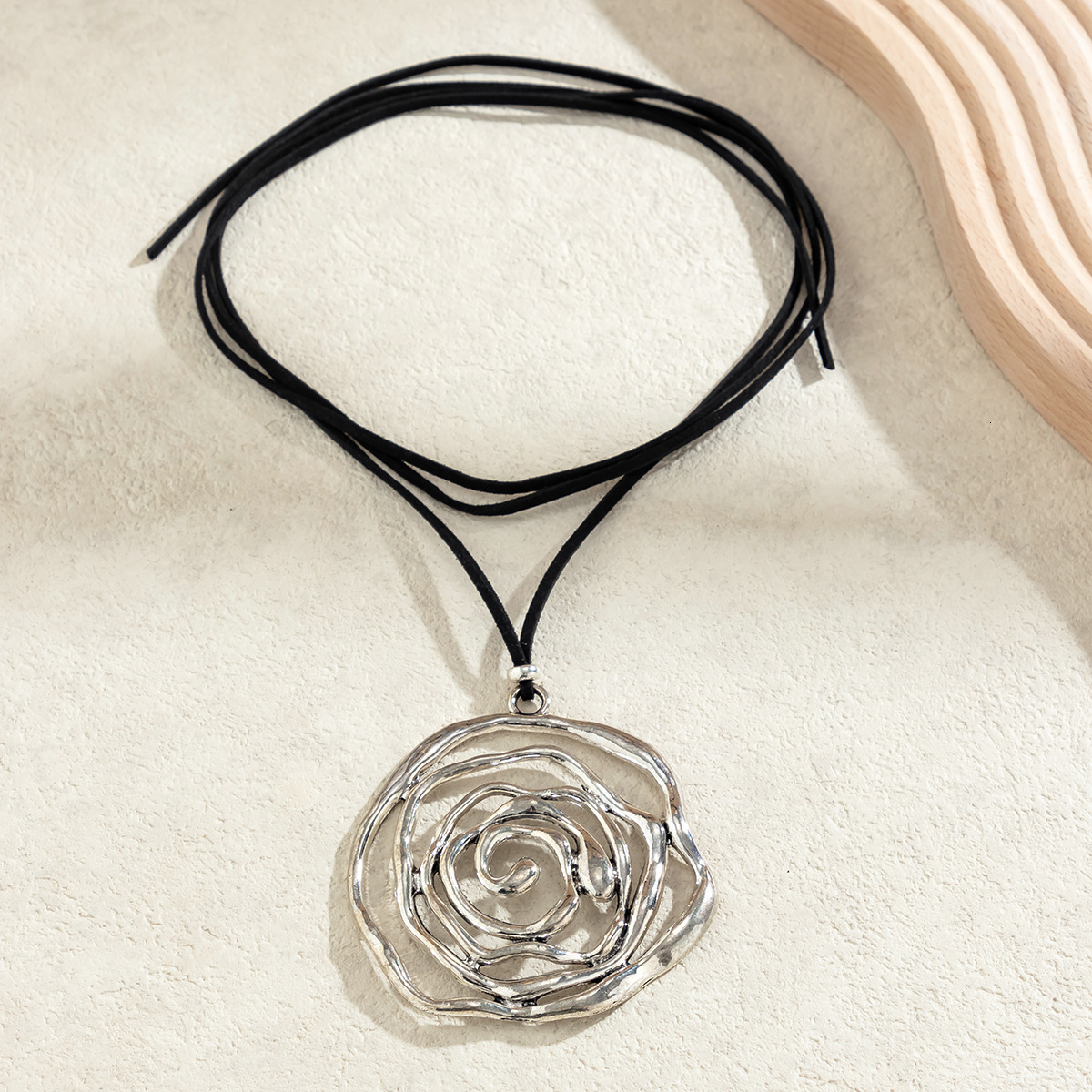 fashion Sweet Cool Pull Choker wer Necklace Female Exaggerated Rose Collar Woman Jewelry