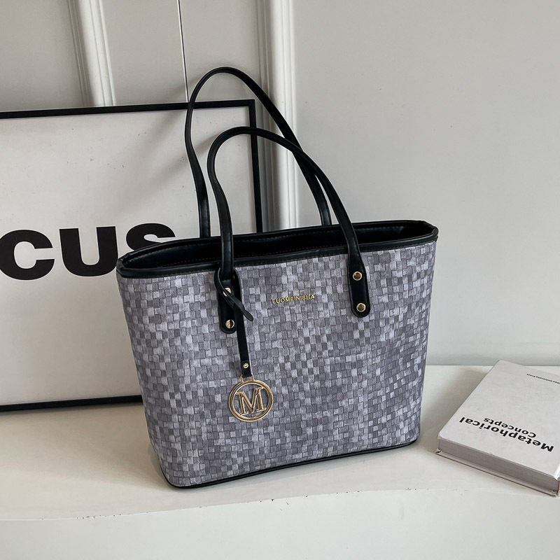 Free shipping 2025 designer Shoulder totes Bags For womans ladies flap square bag woven pattern handbag women high-capacity crossbody bag